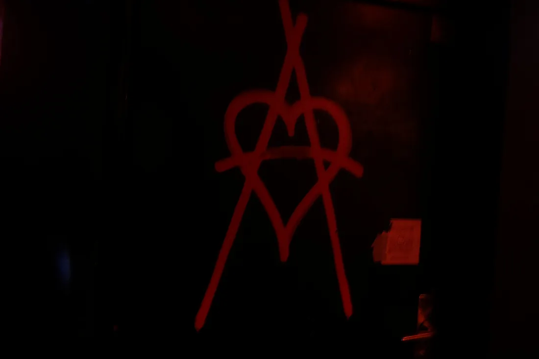 Rotes Anarchie-Herz an der Wand im Déjà Vu